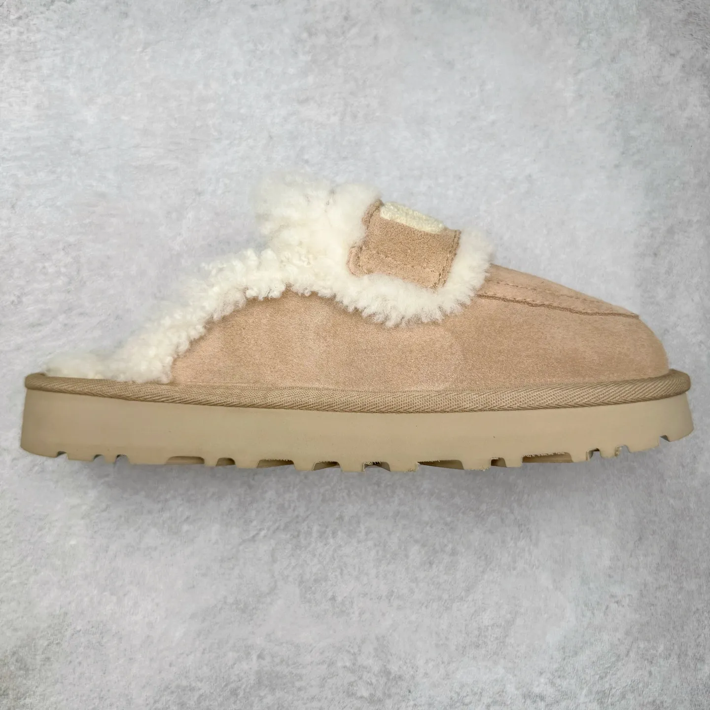 Pick up locally 💰 440 UGG slippers 1206 letter embroidered classic short-tube autumn and winter sheep fur all-in-one snow boots All shoes are made from the same factory as ZP Longfeng A-grade Australian imported sheep fur all-in-one Brand OEM production line Fully follow the ZP process flow OEM original pattern maker Adhere to no original shoes and no development selection Pay attention to every detail The most authentic version on the market TREADLITE "Light Wing" technology outsole Lightweight/durable/flexible/pile size: 35 36 37 38 39 40 Coding: by2936070
